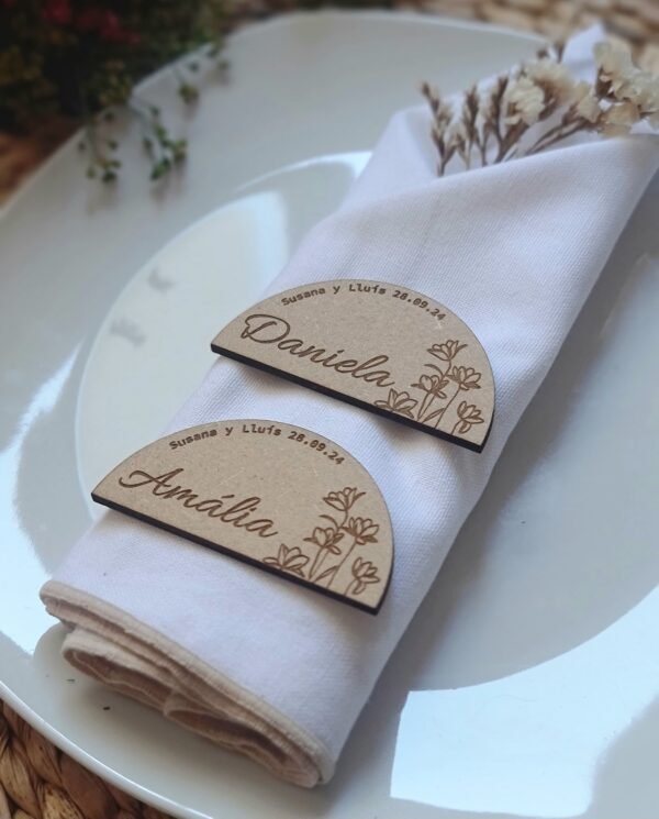 Marcasitios de madera perfectos para decorar platos de los invitados de boda