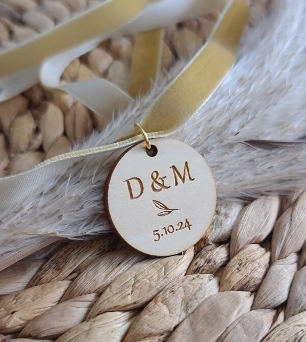 Medalla personalizada para ramo de novia en madera - Image 2