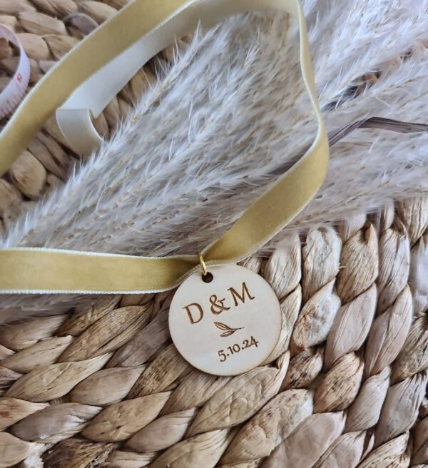 Medalla personalizada para ramo de novia en madera