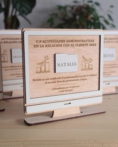 Certificado personalizado en madera en Forma de Ordenador