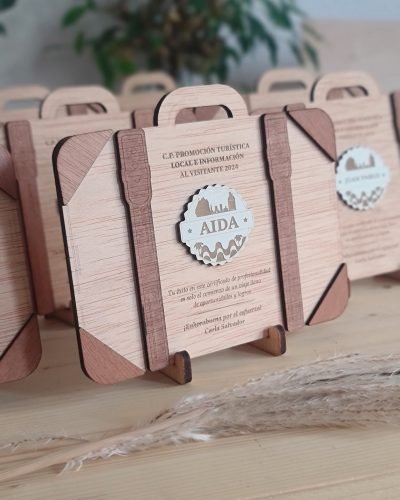 Certificado personalizado en madera en Forma de Maleta