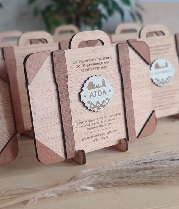 Certificado personalizado en madera en Forma de Maleta