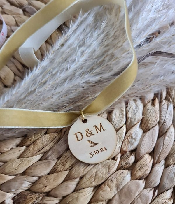 Medalla personalizada para ramo de novia en madera