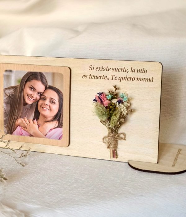 Marco de madera con flores preservadas