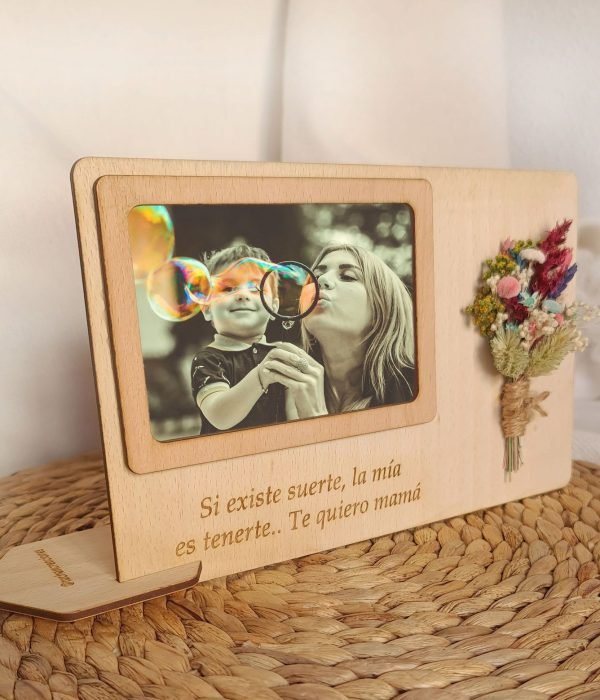 Marco de Madera Personalizado con Flores Preservadas