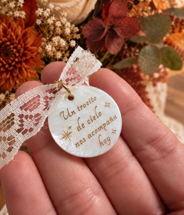 Medalla personalizada de nácar para ramo de novia